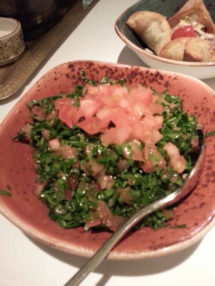 Tabbouleh: ensalada de perejil, tomate, trigo y un toque cítrico
